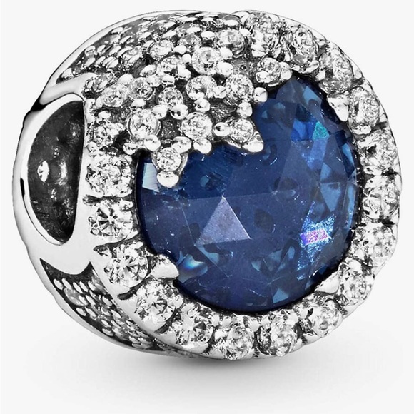 Pandora bracelet with 3 charms 2 clips and 2 separators - Picture 6 of 11